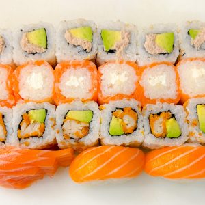 Menu F4**🥰🥰❤️❤️ 6x Californien Thon cuit Avocat  6x Salmon roll Cheese  6x Crispy Chicken spicy Avocat  2x Sushi saumon  3x Sashimis Saumon 