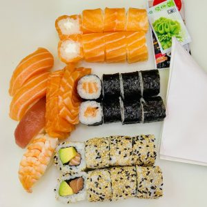Nouveau F45**🙋‍♂️🥰🥰8x Calibration Saumon Avocat  8x Salmon Roll Cheese  8x Maki Saumon  4x Sashimi Saumon  2x Sushi Saumon  1x Sushi Thon  1x Sushi Crevettes