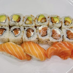 Nouveau F53**🎉🙋‍♂️ 6x Crispy Chicken Avocat cheese 6x California Saumon Cheese 2x sushi Saumon  2x Sashimi saumon